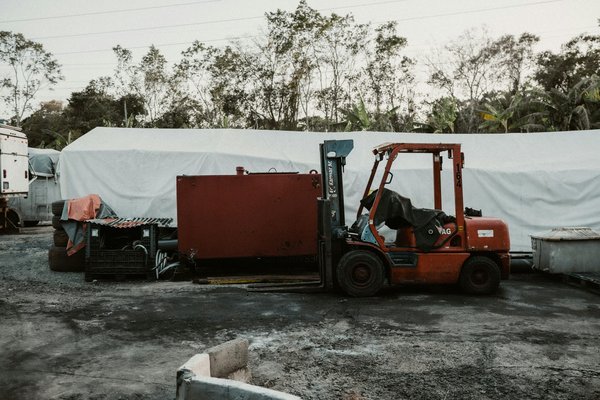 Pourquoi choisir une tente de stockage solide ?